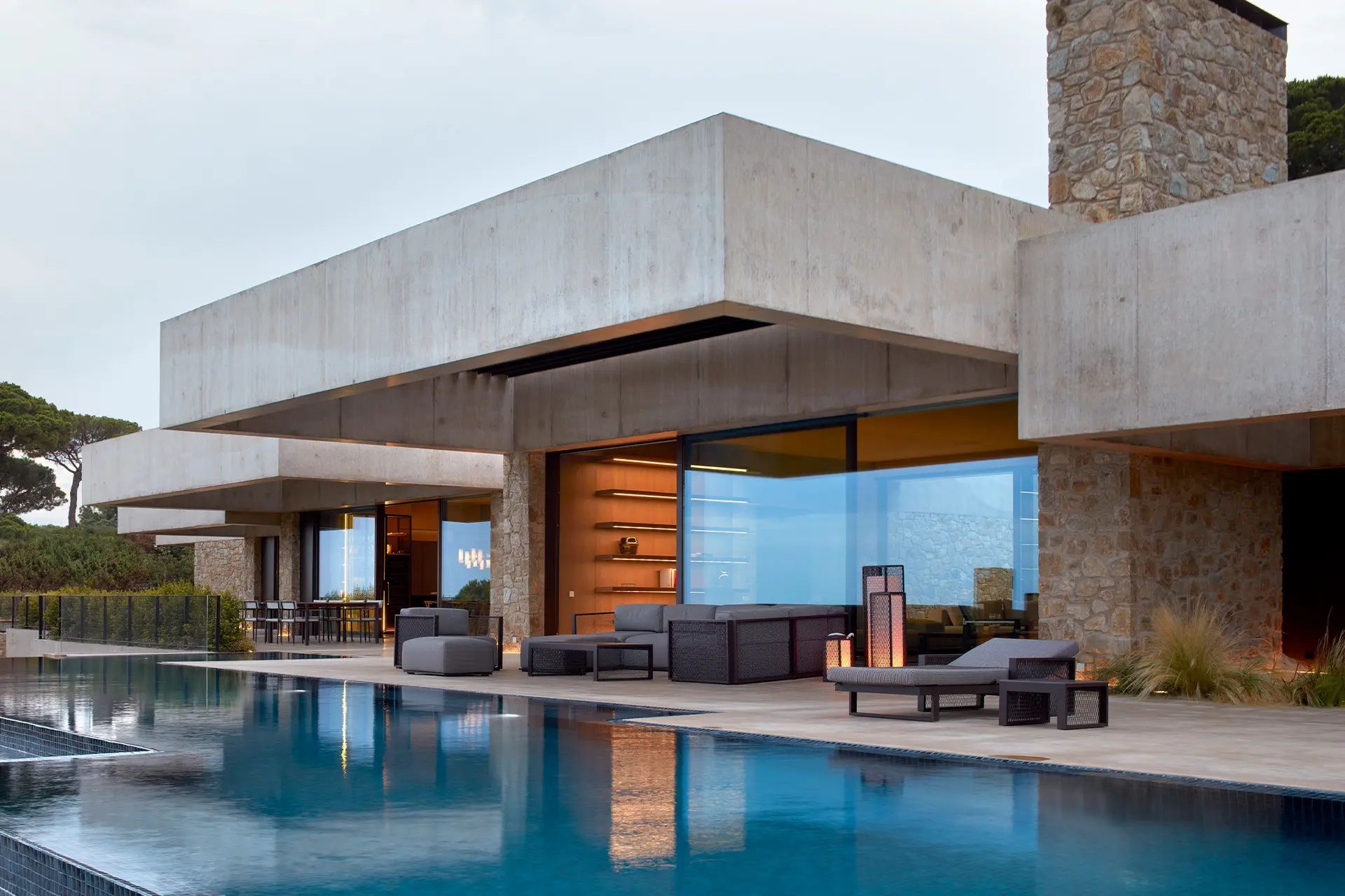 Maison contemporaine aux lignes épurées ouverte sur un jardin